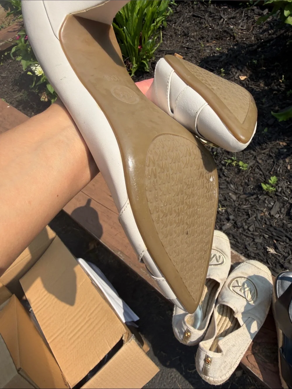 Michael Kors Cream Pointed-Toe Logo Pump with Gold Medallion Sz 10
